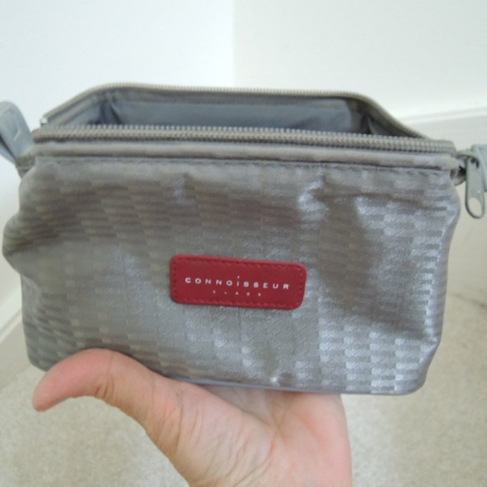 United Airlines Toiletries Bag / Cosmetic Purse Holds Travel Items UAL Souvenir